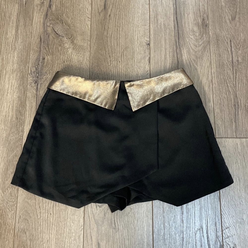 🌺 GUESS - BLACK AND GOLD/CHAMPAGNE SKORT - WORN ONCE